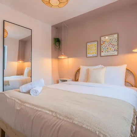 Maison 3 Chambres, Parking Gratuit & Proche Metro