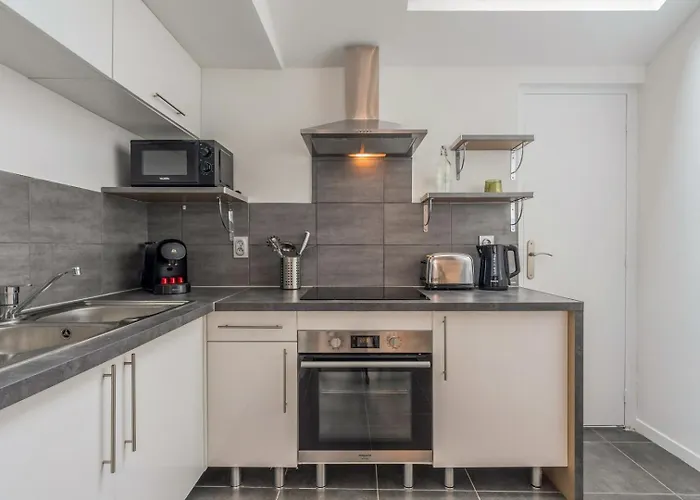 Semesterbostad Maison 3 Chambres, Parking Gratuit & Proche Metro *