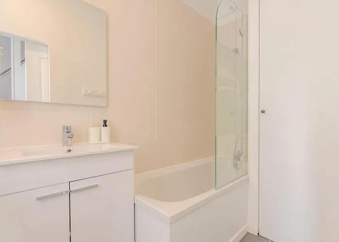 Semesterbostad Maison 3 Chambres, Parking Gratuit & Proche Metro *